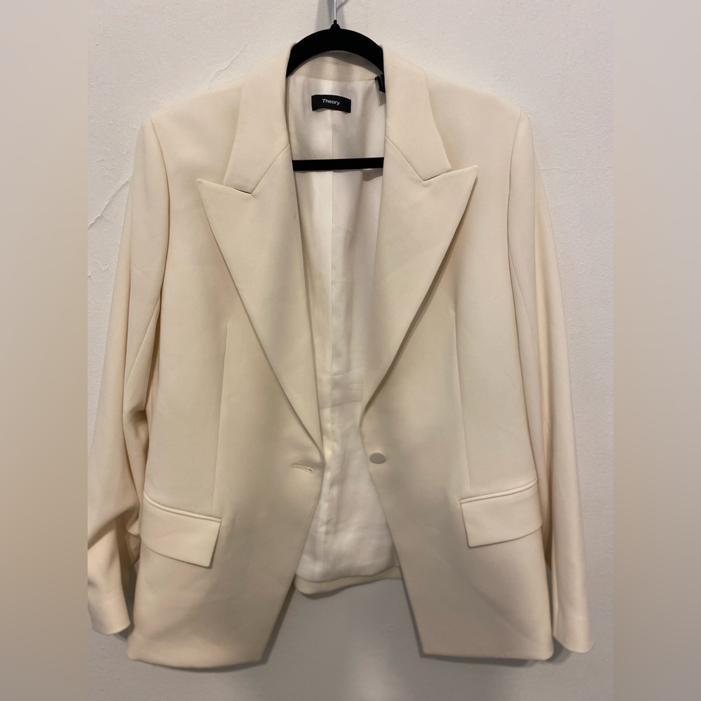 Theory Staple Blazer in Admiral Crepe (Cream) perfectly fits a M-XL